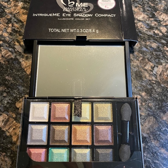 Me Makeover Essentials mini palette - Picture 1 of 1